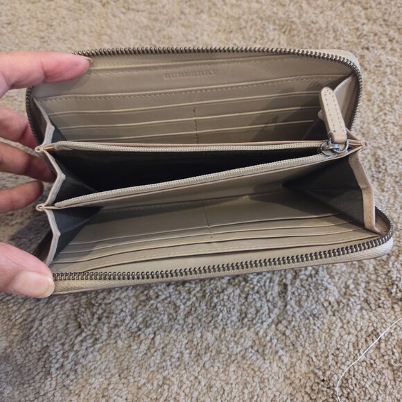 Burberry Large Horseferry Bucket Bag NWOT + Matching Wallet - Picture 10 of 13